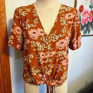 MADEWELL CROPPED WITH FRONT KNOT FLORAL TOP. SIZE LARGE.